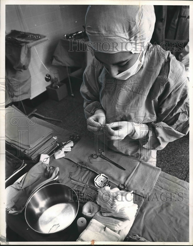 1960 Press Photo nurse Miller prepping suture table - nea89287 - Historic Images