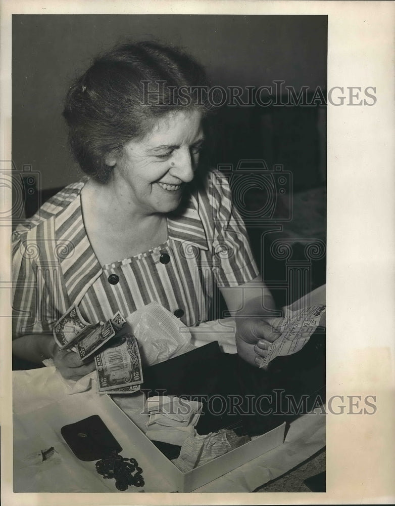 1948 Mrs Maitland of Cleveland, Ohio gets lost purse back.10 yrs - Historic Images