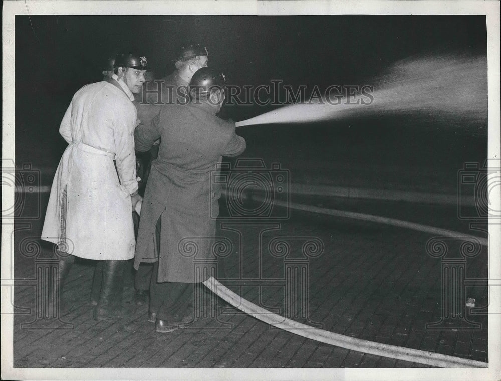 1935 Press Photo Ohio Insulator Strike, Police Use Fire Hose on Picketers-Historic Images