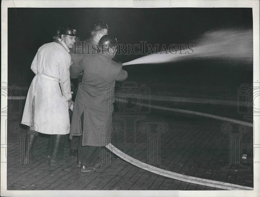 1935 Press Photo Ohio Insulator Strike, Police Use Fire Hose on Picketers-Historic Images