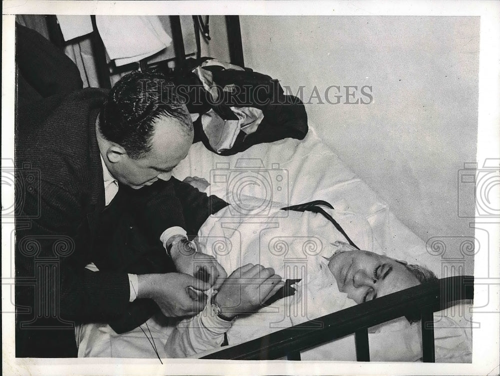 1941 Press Photo Vero Beach, Fla. Dr Dan Quiring treated after a plane wreck - Historic Images