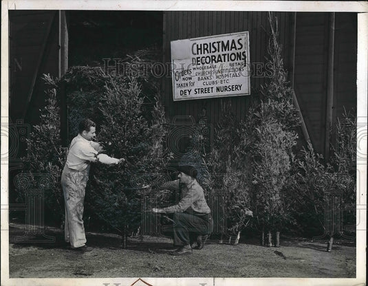 1944 Press Photo Bob Rose & George Stokem with X mas treees in NYC - nea89410 - Historic Images