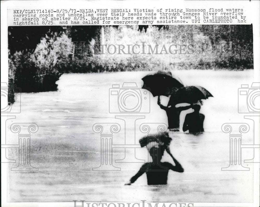 1971 Press Photo Victims of raising monsoon flood waters in Malda West Bengal. - Historic Images