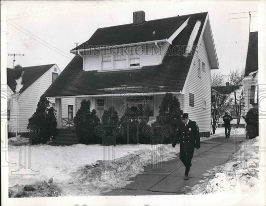 1970 Police inspect a house where a murder victim found on a lawn. - Historic Images