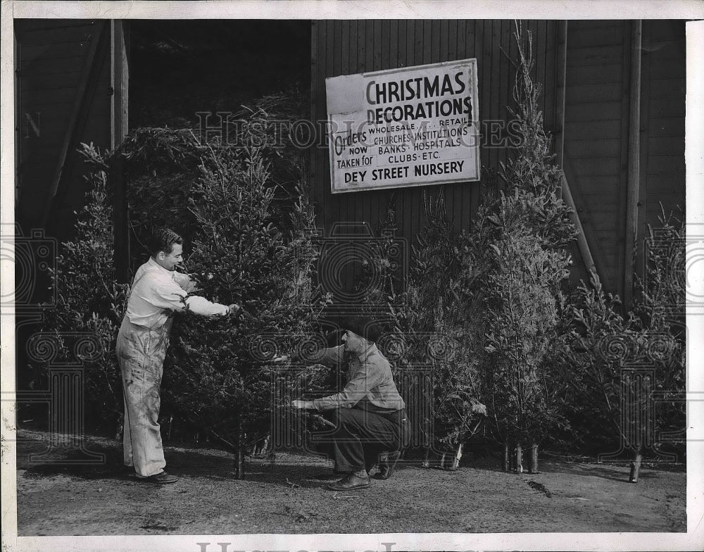 1944 Press Photo Bob Rose &amp; George Stokem selling X mas trees in NYC - nea89485 - Historic Images