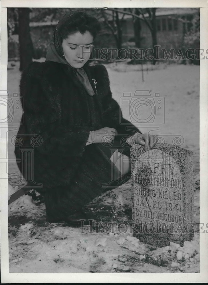 1941 Betty Quirk at Tombstone of Pet Dog Taffy, Kansas City - Historic Images