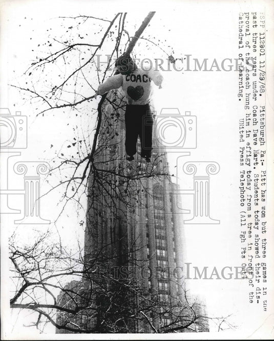 1968 Press Photo University of Pittsburgh Students Disparage Coach Dave Hart - Historic Images