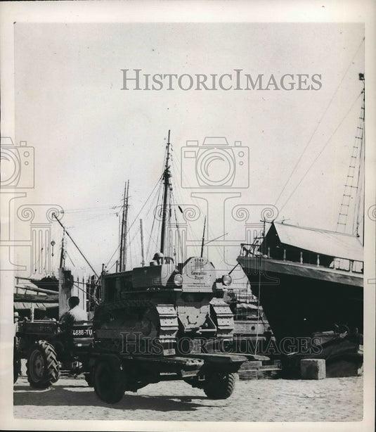 1950 Tractors With Marshall Plan Seal Unloaded At Parrenin, Tunis - Historic Images