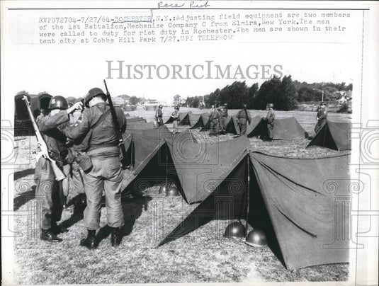 1964 Press Photo Two men from the first Battalion mechanized company c-Historic Images
