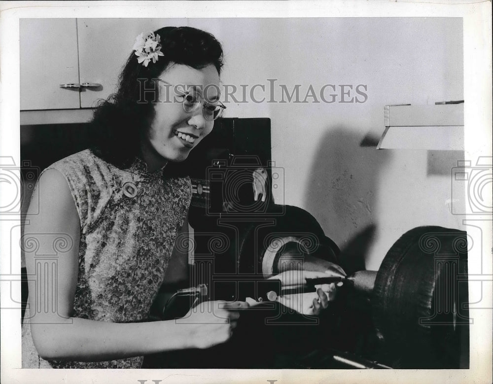 1949 Press Photo Miss Pingsheng Yen at general engineering laboratory - Historic Images
