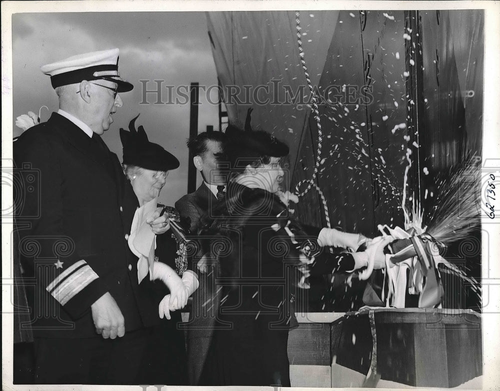 1941 Press Photo Mrs. Manny Martin with Adm. Harold Bowen - nea89702 - Historic Images