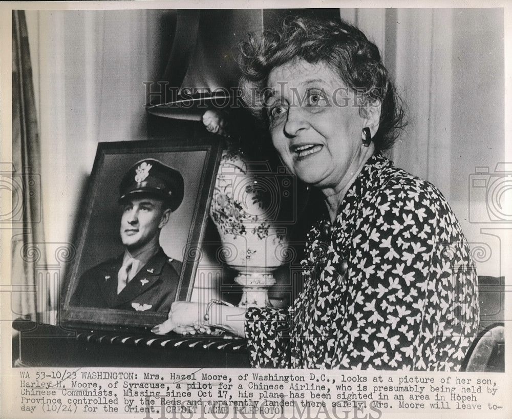 1947 Press Photo Mrs.Hazel Moore with photo of her son a pilot for Chinese Plane - Historic Images