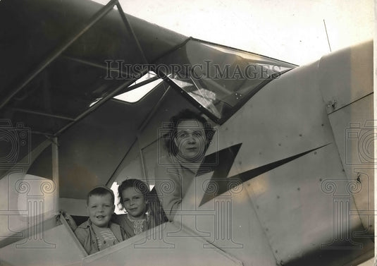 944 Press Photo Mrs. Frank Mountz fly with her children Michael and Sharon. - Historic Images