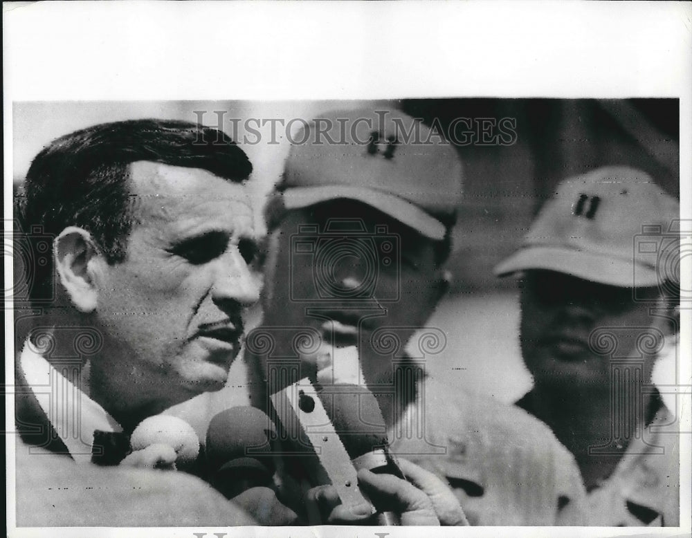 1969 Press Photo Attorney Henry Rothblatt speaking to newsmen - nea89748 - Historic Images