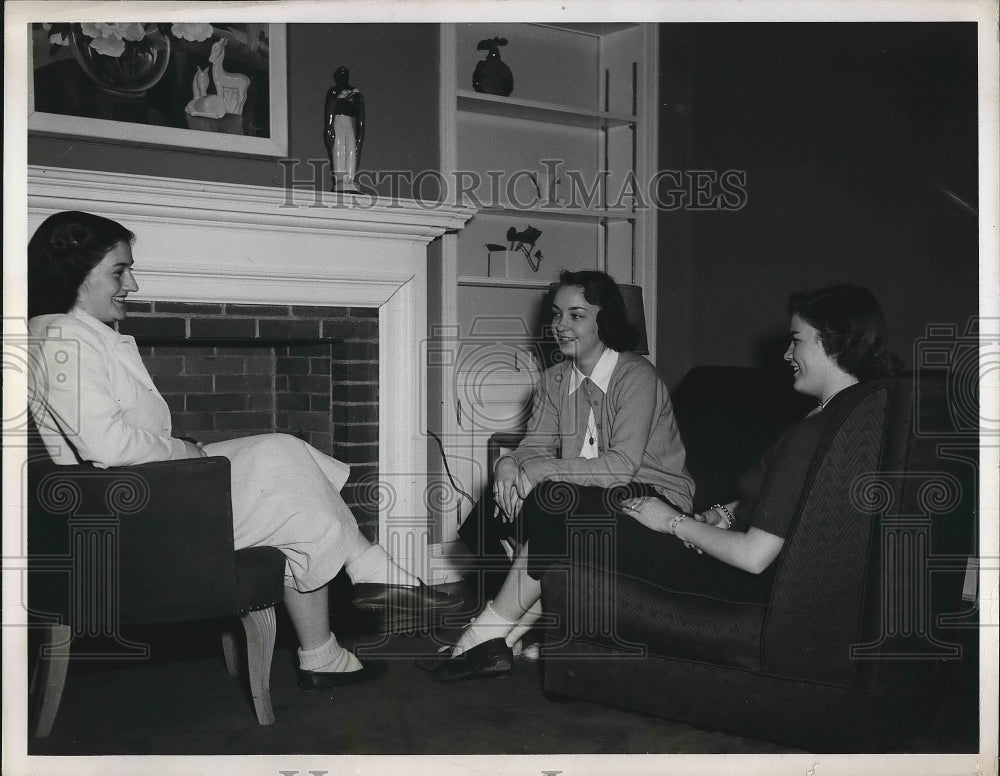 1950 Pat Ryan, Nancy Field and Janie Zettelmeyer at Ohio club - Historic Images