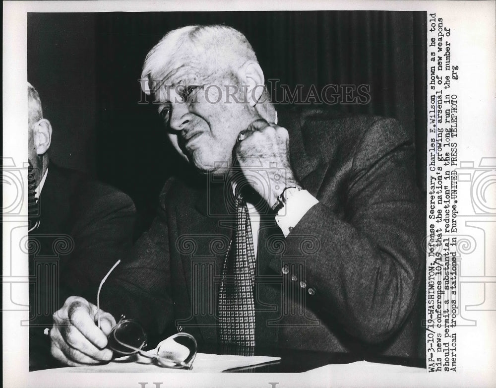1953 Press Photo Defense Secretary Charles Wilson at press conference - Historic Images