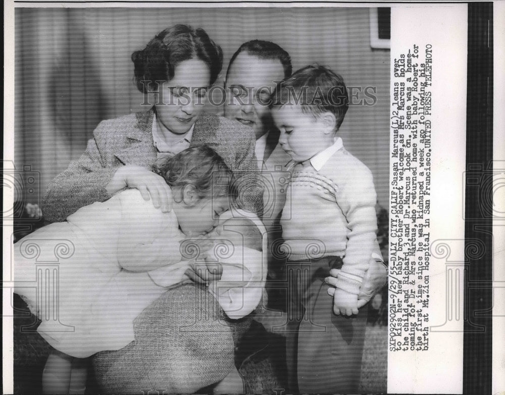 1955 Press Photo Dr &amp; Mrs Marcus &amp; daughter Susan &amp; returned kidnap son Robert - Historic Images