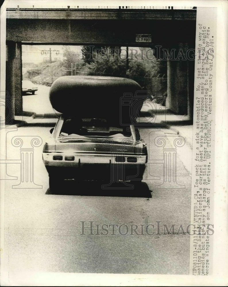 1971 Press Photo Ventura, Calif. Mrs Wingarter &amp; son with innertube in car - Historic Images