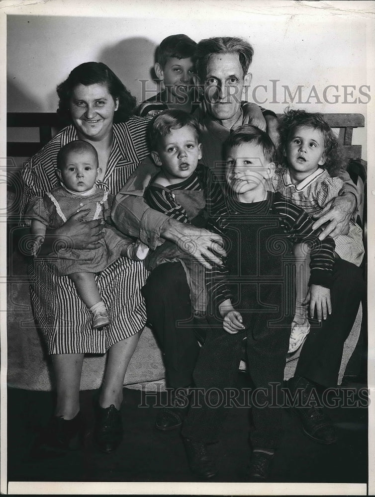 1948 Mr & Mrs Henry J Mueller & their 5 children in Chicago - Historic Images