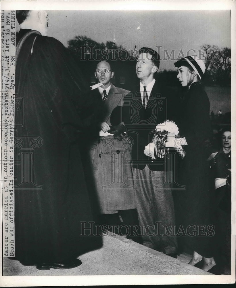 1958 Gary Panis And Wife Married By Rev. Beach In Outdoor Ceremony - Historic Images