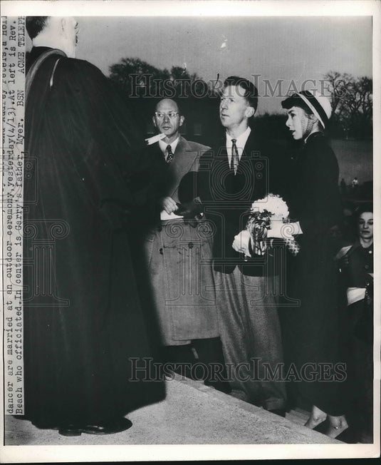 1958 Gary Panis And Wife Married By Rev. Beach In Outdoor Ceremony - Historic Images