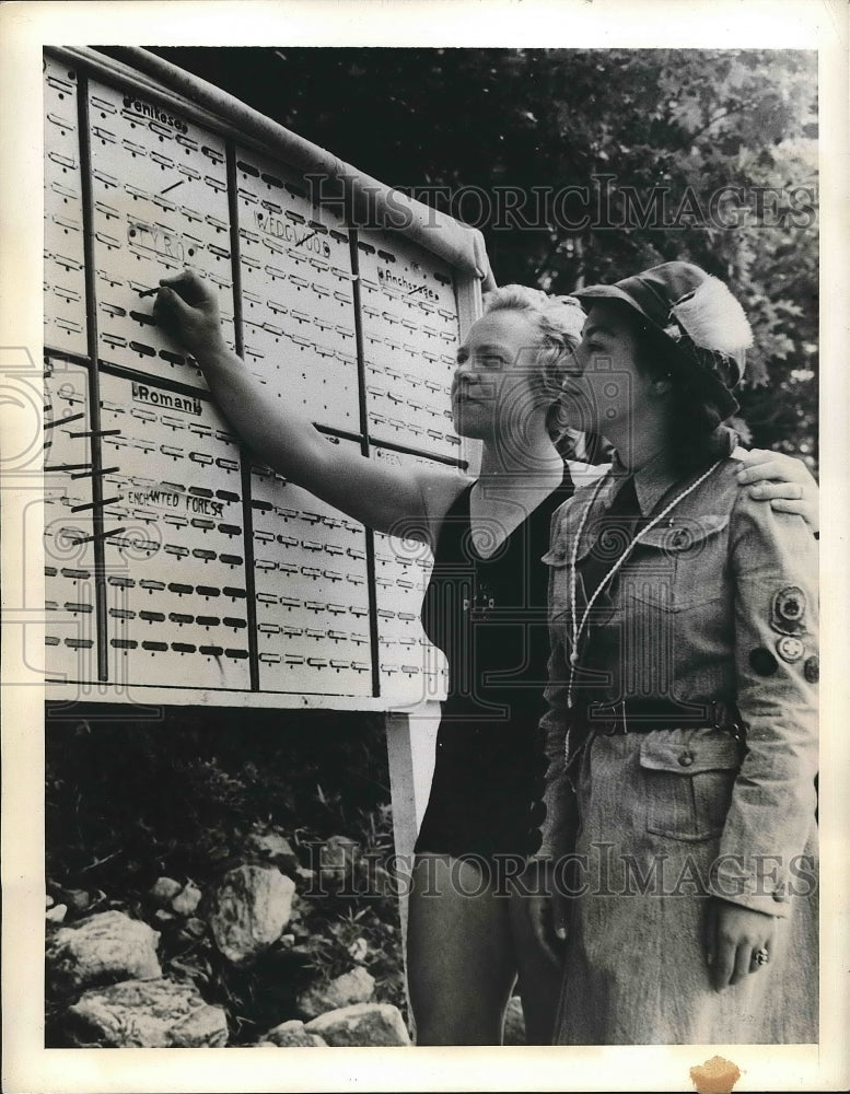1941 Mulvaney Explains Buddy System Of Girl Scouts To Palacios - Historic Images