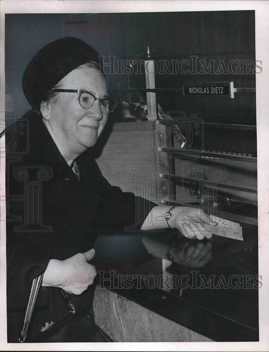 1966 Press Photo Mrs Marie Kudena makes tax payment in Cleveland, Ohio - Historic Images