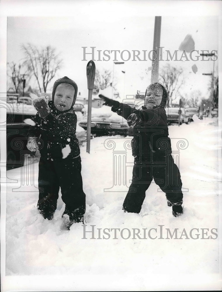 1959 Press Photo Toddler Twins Johnny and Tommy Roughton Playing in Snow - Historic Images