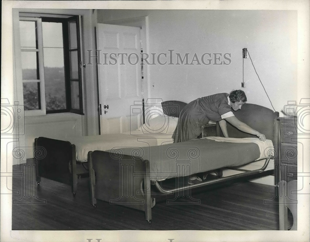 1939 Press Photo Cold Springs, NY maid prepares a room - nea89993 - Historic Images
