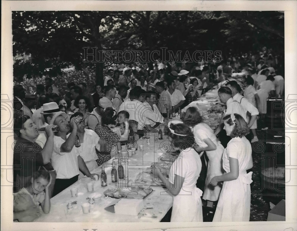 1939 Press Photo New York Sanitation Worker Families Enjoying Dinner in Sanita - Historic Images