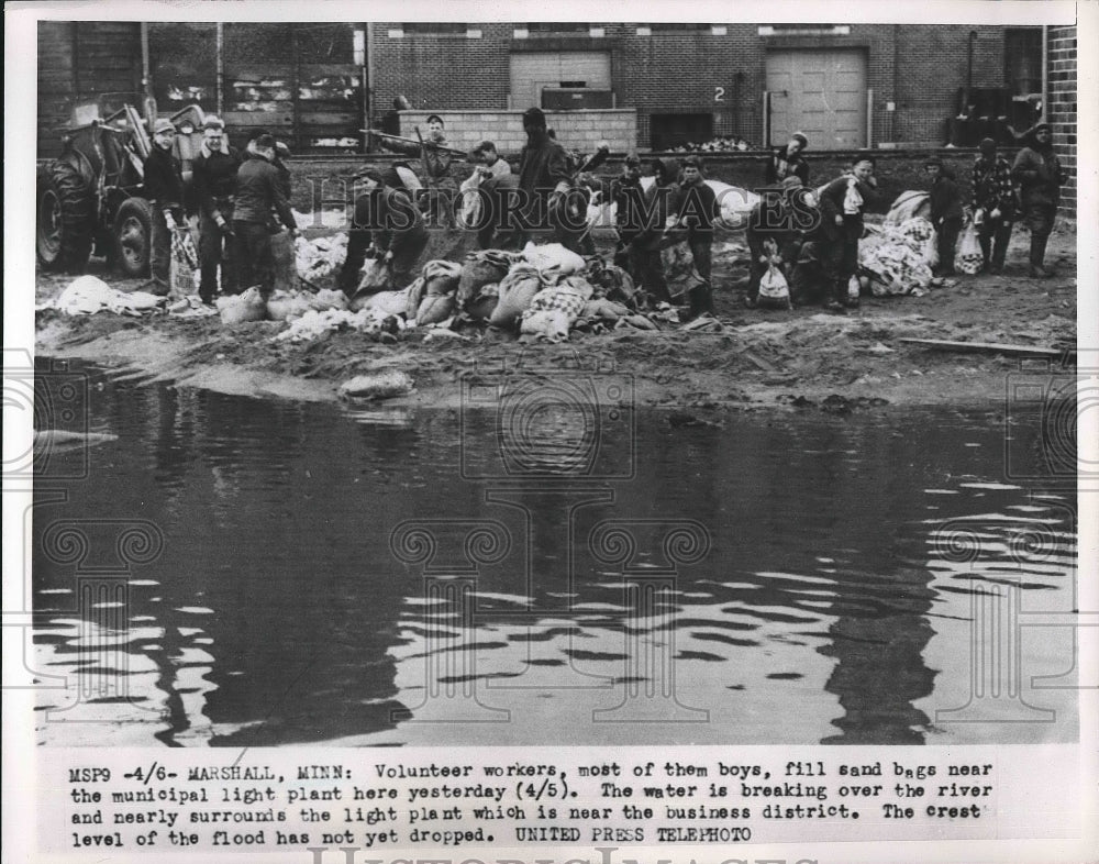 1952 Press Photo Marshall Minnesota Volunteer workers fill sand bags - nea90012 - Historic Images