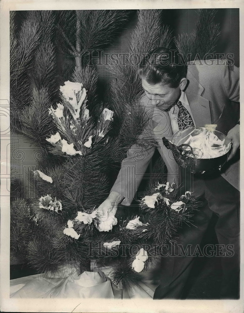 1948 CBS show &quot;Hint Hunt&quot; man decorates a Xmas tree with soap flakes - Historic Images
