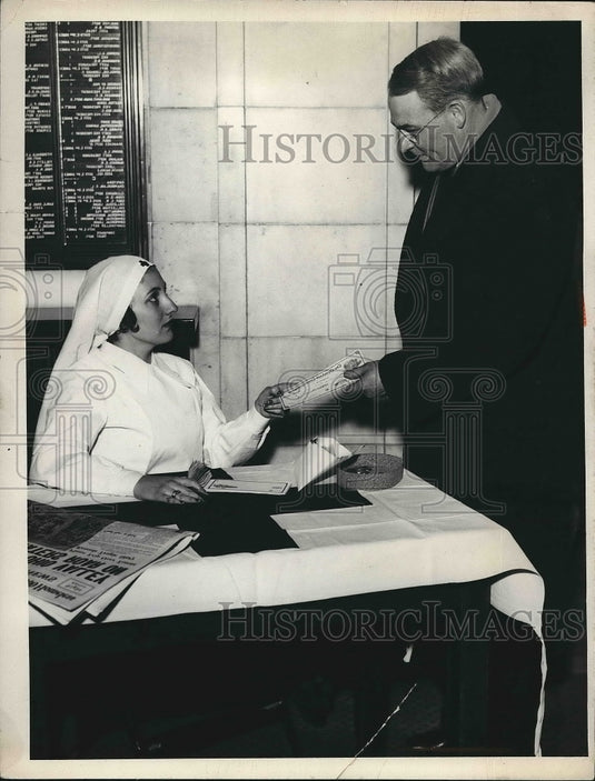 1936 Press Photo Nurse at California Hospital Handing Over Files - Historic Images