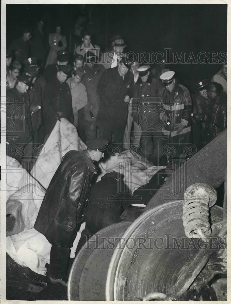 1943 Press Photo Workers Searching for Bodies under Train Engine Wreckage-Historic Images