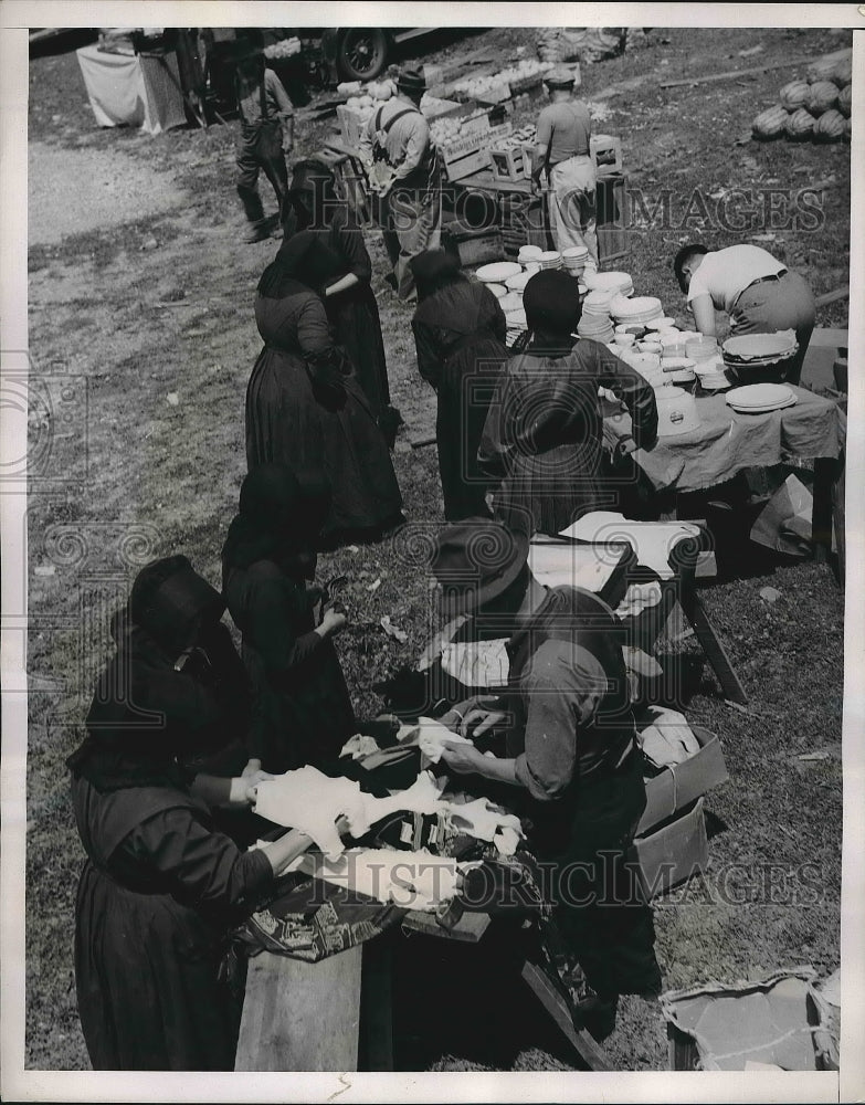 1938 Amish people at a market being thrifty  - Historic Images