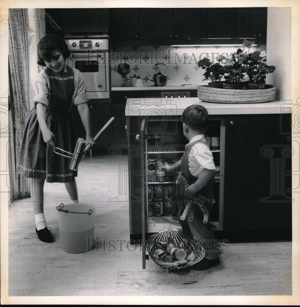 1959 Press Photo Sponge Mop &amp; Plastic Pail Make Mopping Fun For Little Sis - Historic Images