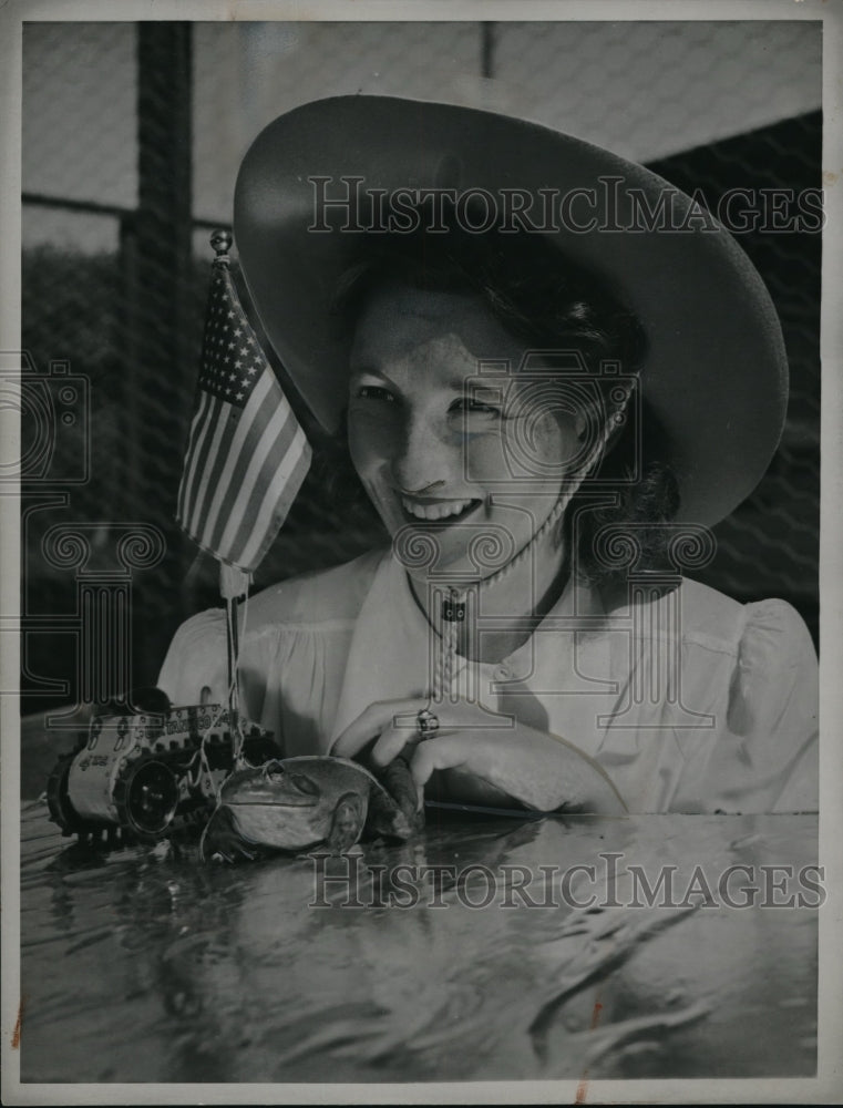 1941 Helen Ray &amp; Her Frog KP Enter Jumping Frog Jubilee  - Historic Images
