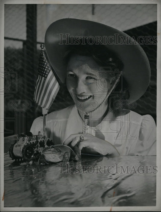 1941 Helen Ray & Her Frog KP Enter Jumping Frog Jubilee  - Historic Images