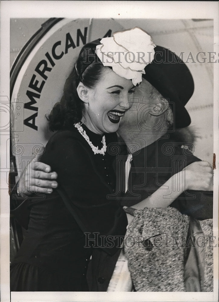 1939 Press Photo Asbestos Heir Tommy Manville with Dancer Elinor Troy on Ship - Historic Images