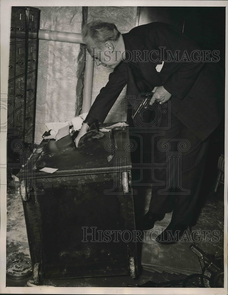 1941 Thomas Manville Jr. Asbestos fortune heir in NYC  - Historic Images