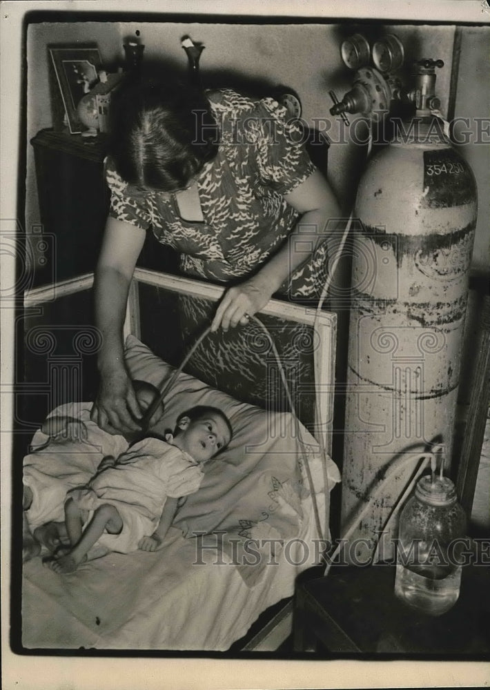 1939 Press Photo Lady gives oxygento twins Chrles, Larry Faulkner in Okla. - Historic Images