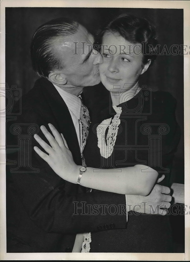 1939 Press Photo Edmund Ruzanskis sees Russian wife after 4 years - nea90260 - Historic Images