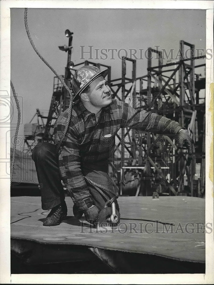 1944 Press Photo Wilmington, Ca. Cubs Lou Novikoff as pipe fitter ween seasons - Historic Images