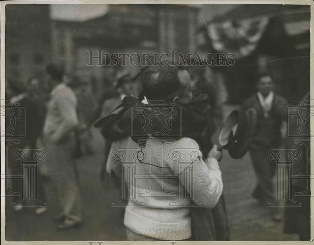 1935 Press Photo Petty Officer Embraced - nea90321 - Historic Images