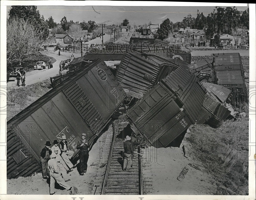 1944 Press Photo Riverside, Calif. Freight train derailment - nea90394-Historic Images