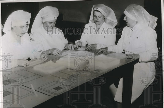 1937 Press Photo JE McGrath,P McCarran,E McFarland,A Vandenberf, bandage rolls - Historic Images