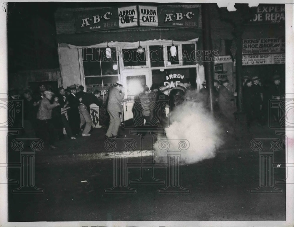 1934 Press Photo LA, Calif. electric RR strikers throw tear gas - nea90421 - Historic Images