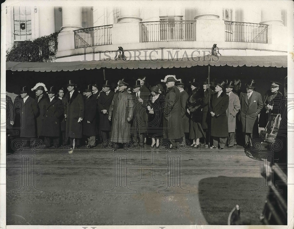 1932 Press Photo Foreign diplomats in the rain at the D.C. White House - Historic Images