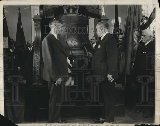 1935 Philadelphia Mayor Harry Mackey at Liberty Bell  - Historic Images