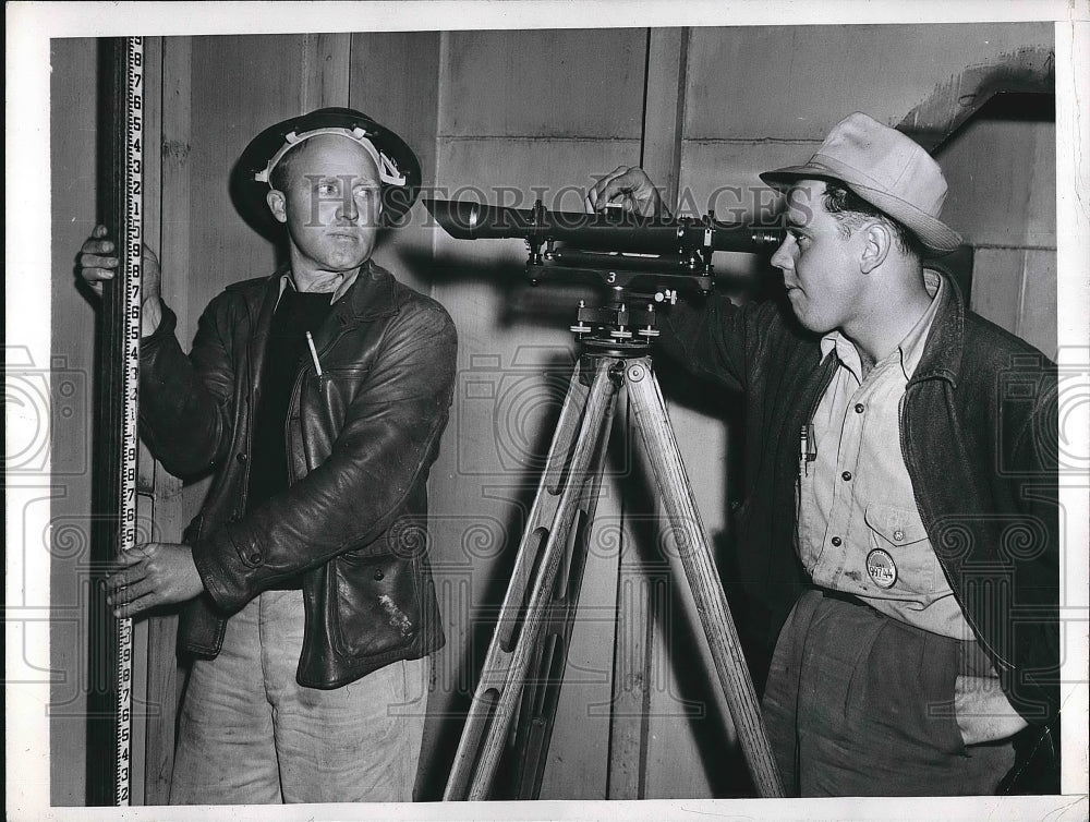 1944 Press Photo Western Pipe &amp; Steel Skeeter Newsome &amp; Al Zarrila - Historic Images
